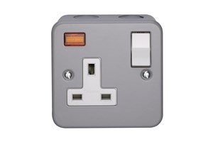 13A 1 Gang Single Pole Switched Metalclad Socket With Neon