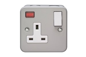 13A 1 Gang Single Pole Switched Socket With Neon Metalclad
